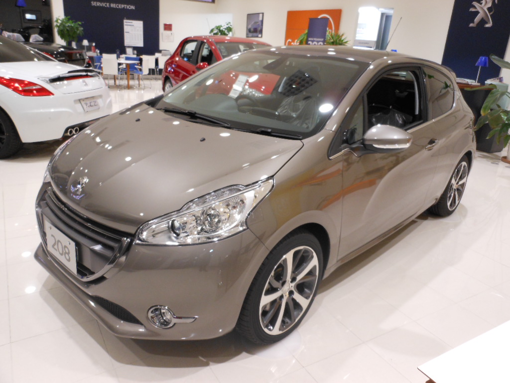 ２０８とRCZオニキスが・・・